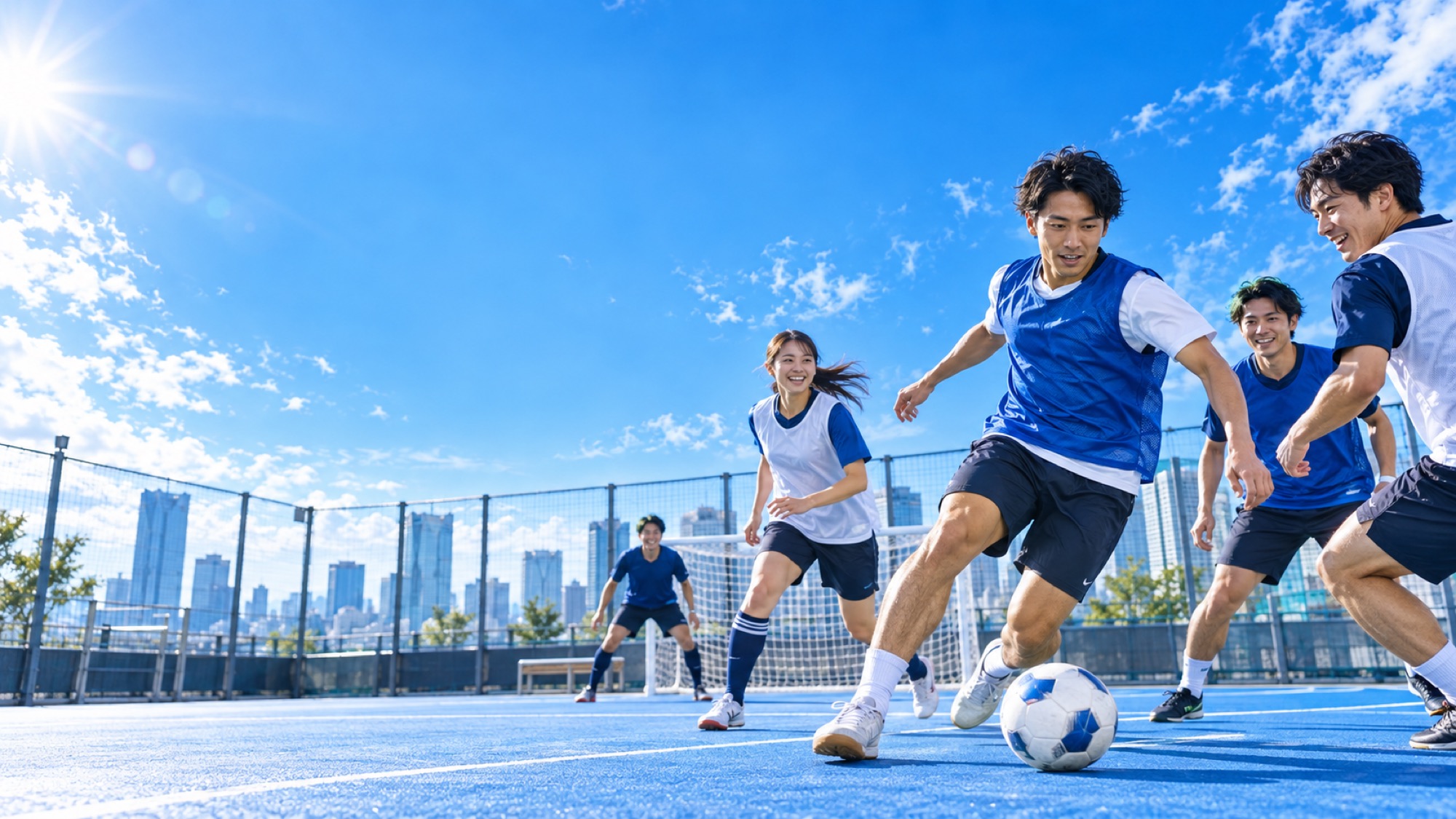 青空の下、仲間とフットサルを楽しむ様子